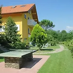 Bellavista A Garten Mit Pool Apartment